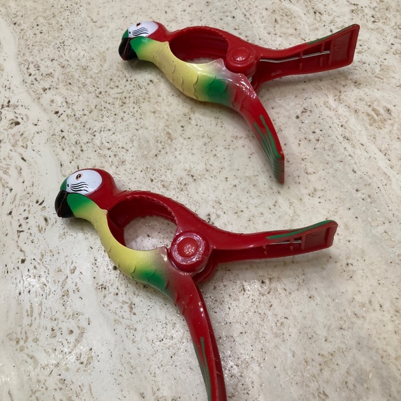 Parrot Beach Towel Clips - Qty 2 pieces - Picture 1 of 4